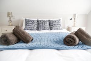 1 dormitorio con 1 cama con toallas en Ocean View - Bracklesham Bay, en Chichester