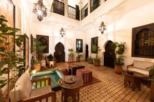 ein Wohnzimmer mit einem Pool in der Mitte in der Unterkunft Dar Salam - All Inclusive - 2023 Best Hospitality Award in Marrakesch