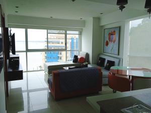 sala de estar con sofá y mesa en Apartments Puerto Santa Ana en Guayaquil