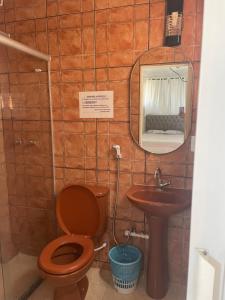 a bathroom with a toilet and a sink at Pousada carioca in São João da Barra