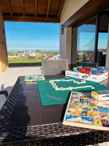 una mesa con libros encima de una mesa en El Pueblín del Pinar en Navia