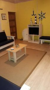 sala de estar con sofá y mesa de centro en Yellow Submarine en Franskraal