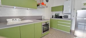 ジュエ・レ・トゥールにあるLa Villa Popのキッチン(緑のキャビネット、冷蔵庫付)