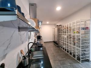 Kuchyň nebo kuchyňský kout v ubytování Compass House