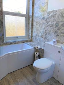Ванна кімната в The Four Bays Apartment - Cliftonville Central - By Goldex Coastal Breaks