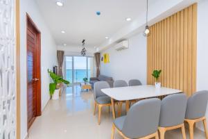 頭頓的住宿－Gold Sea Apartment Vung Tau-The Palm Sea View，一间带桌椅的用餐室