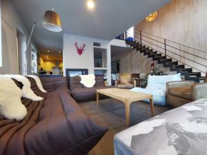 sala de estar con sofá y mesa en Chalet le 1000 Thabor en Valmeinier