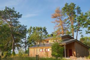 una casa in legno in mezzo a una foresta di Ferienhaus "Biberburg am Haff" a Garz