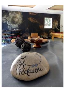 a rock on a table with the word feedback on it w obiekcie Le Prédaïou w mieście La Garde-Adhémar