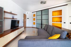 sala de estar con sofá y TV en Feel like Home, en Gorgonzola