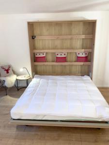 En eller flere senge i et værelse på FeWo Alpenwiese mit Hallenbad&Sauna
