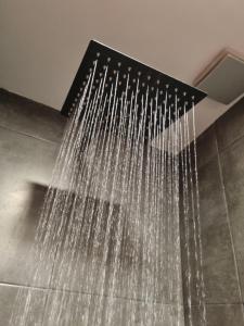Una ducha con agua saliendo de ella en Compass House en Las Palmas de Gran Canaria
