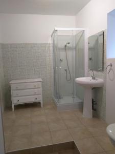 y baño con ducha y lavamanos. en LA LAUJÈRE IVIE - Gîte & Piscine privative, en Saint-Hilaire-du-Bois