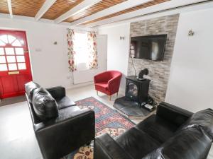 ein Wohnzimmer mit einem Sofa und einem Kamin in der Unterkunft Ti Sonny in Glinsk