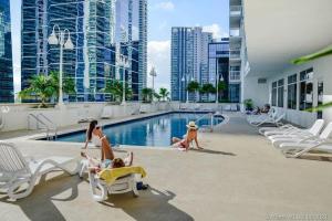 Majoituspaikassa Amazing cozy Condo in Brickell Miami tai sen lähellä sijaitseva uima-allas
