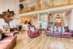 a living room with leather furniture and a dining room at Eagle Crest's Tenth Green Villa in Redmond