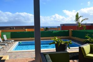 カレタ・デ・フステにあるGolf Las Salinas Villa Carlotta with private heated poolの屋根のスイミングプール
