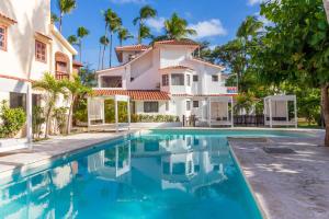 willa z basenem przed domem w obiekcie Best Family Vacation Apartment for Rent on the Beach w Punta Cana