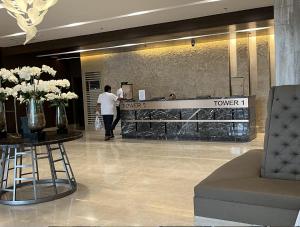 Ahli kakitangan di Shore 3 Residences, Tower 1 Mall of Asia Complex, Pasay City, Metro Mania +13 gambar