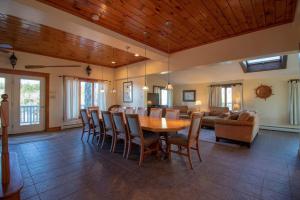 ein Esszimmer und ein Wohnzimmer mit einem Tisch und Stühlen in der Unterkunft Phenomenal Home on Coast of Maine in Phippsburg
