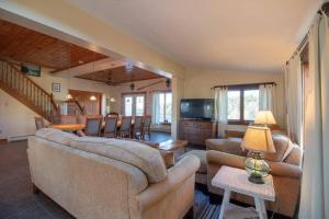 ein Wohnzimmer mit 2 Sofas und einem Esszimmer in der Unterkunft Phenomenal Home on Coast of Maine in Phippsburg