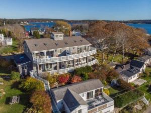 eine Luftansicht eines großen Hauses mit Hof in der Unterkunft Phenomenal Home on Coast of Maine in Phippsburg