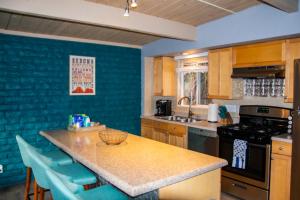 A kitchen or kitchenette at The Three Keys duplex