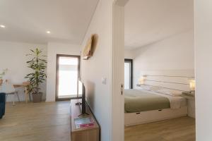 een slaapkamer met een bed en een tafel. bij Best Houses 29 - Apartamento das Vinhas in Peniche