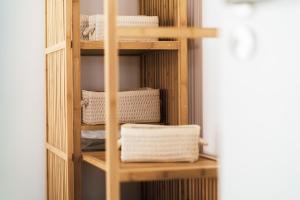 een boekenplank gevuld met veel witte handdoeken bij Best Houses 29 - Apartamento das Vinhas in Peniche