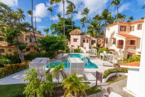zewnętrzny widok na dom z basenem i palmami w obiekcie Best Family Vacation Apartment for Rent on the Beach w Punta Cana
