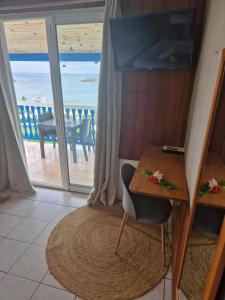 TV in/ali zabaviščno središče v nastanitvi Hotel Le Manguier