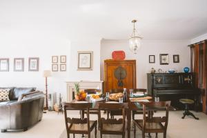 een woonkamer met een tafel met eten erop bij Best Houses 31 - Seashell House in Baleal