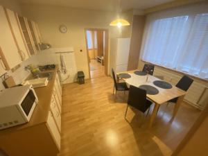 uma cozinha e sala de jantar com mesa e cadeiras em ARD City Apartment em Levice