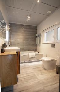 La salle de bains est pourvue d'une baignoire, de toilettes et d'un lavabo. dans l'établissement 28 Peter, à Sliema