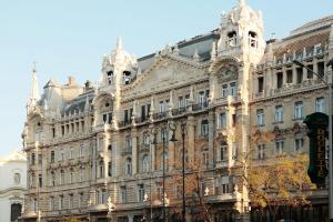 ein großes Gebäude vor einem Gebäude in der Unterkunft Giselle Vintage Doubles - Adults Only in Budapest