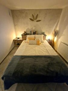 een slaapkamer met een groot bed in een kamer bij Le Twenty in Marche-en-Famenne
