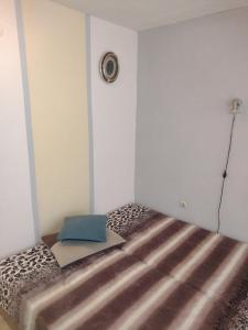 ein Zimmer mit einem Bett mit einem Kissen darauf in der Unterkunft apartment Petr Beron in Warna