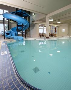 Bazén v ubytování Pomeroy Hotel Fort St. John nebo v jeho okolí