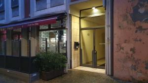 een toegang tot een gebouw met een glazen deur bij TIZY HOUSE - appartamento ammobiliato IMOLA in Imola