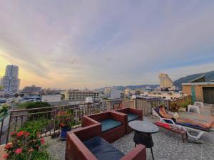 Balkón nebo terasa v ubytování 77 Patong Hotel & Spa