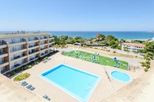 an overhead view of a swimming pool and the ocean at Quinta da Barracuda by Golden Zenith in Albufeira