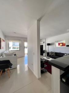 sala de estar con sofá y mesa en Departamento Playa Brava, Excelente Ubicación, en Punta del Este