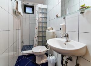 Koupelna v ubytování Hotel Kandilj + 37 fotografií