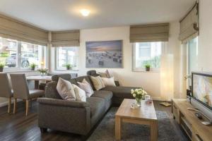 sala de estar con sofá y mesa en Ferienwohnung Auszeit, en Scharbeutz