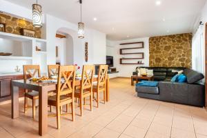 una sala de estar con una mesa y un sofá en Villa Sa Tanca Den Lloses, en Can Furnet