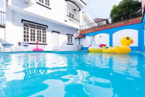 - une piscine avec des canards en caoutchouc dans une maison dans l'établissement Victory Villa 433 - Bida - Hồ Bơi - Sân Vườn - Karaoke - Gần Biển, à Vung Tau 23 autres photos