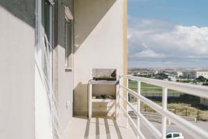 einen Balkon mit Stadtblick in der Unterkunft Best Houses 33 - Conchas do Mar in Peniche