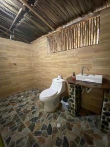 La salle de bains est pourvue de toilettes et d'un lavabo. dans l'établissement Magic Green Dentro del Parque Tayrona, à El Zaino