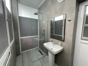 Kylpyhuone majoituspaikassa Levend Apartments