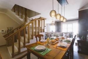 ein Esszimmer mit einem Holztisch mit Stühlen und einem Esszimmer in der Unterkunft Best Houses 34 - West Sea House in Ferrel